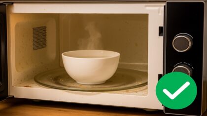 Micro-ondes sale avec un bol nettoyant à l’intérieur, prêt pour une astuce naturelle efficace