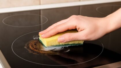 Gros plan sur une plaque de cuisson propre et brillante dans une cuisine moderne