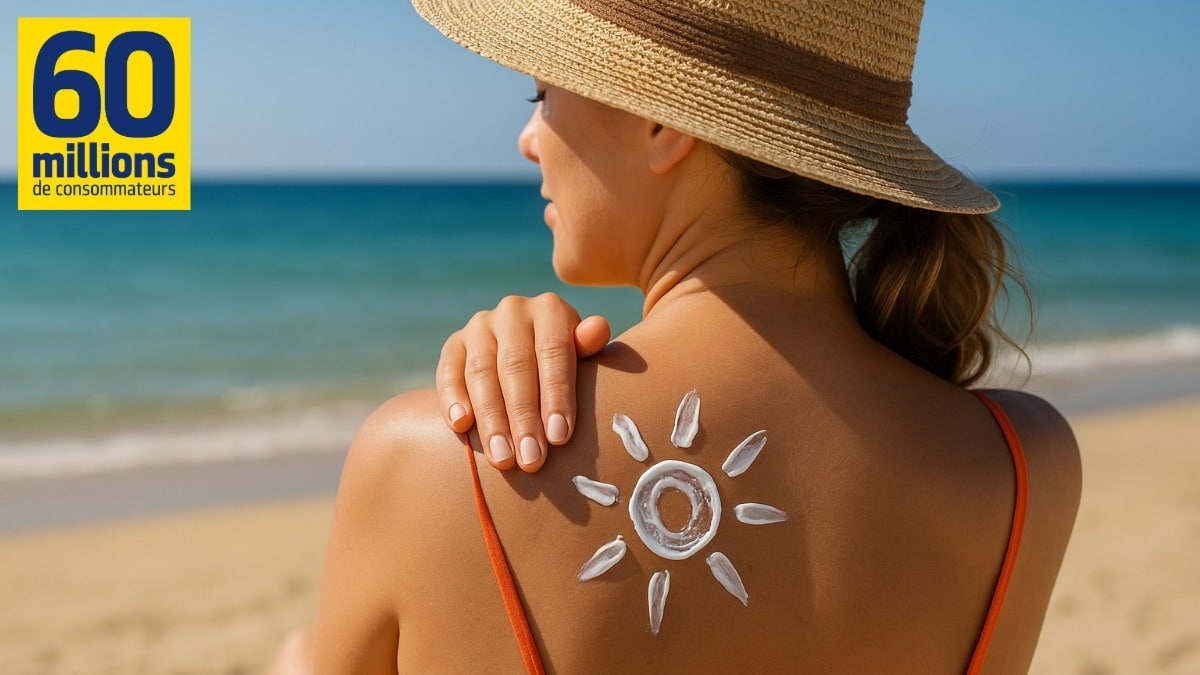 Femme souriante appliquant de la crème solaire sur la plage, en plein soleil